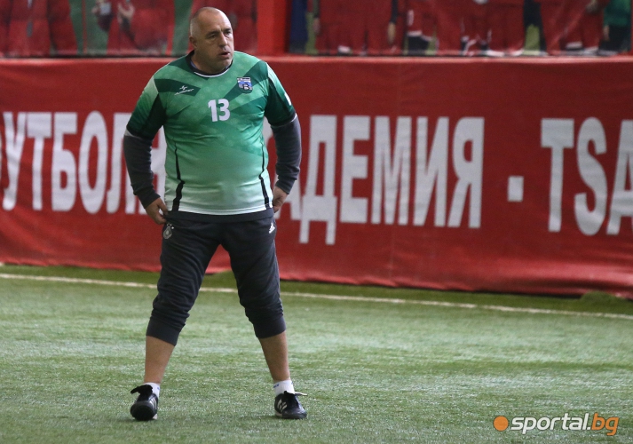 Бойко Борисов и футболни ветерани се събраха на традиционния коледен турнир в София