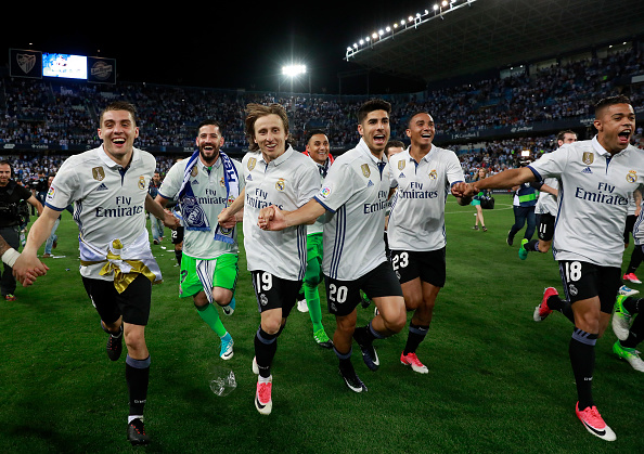 Реал Мадрид празнува на терена в Малага