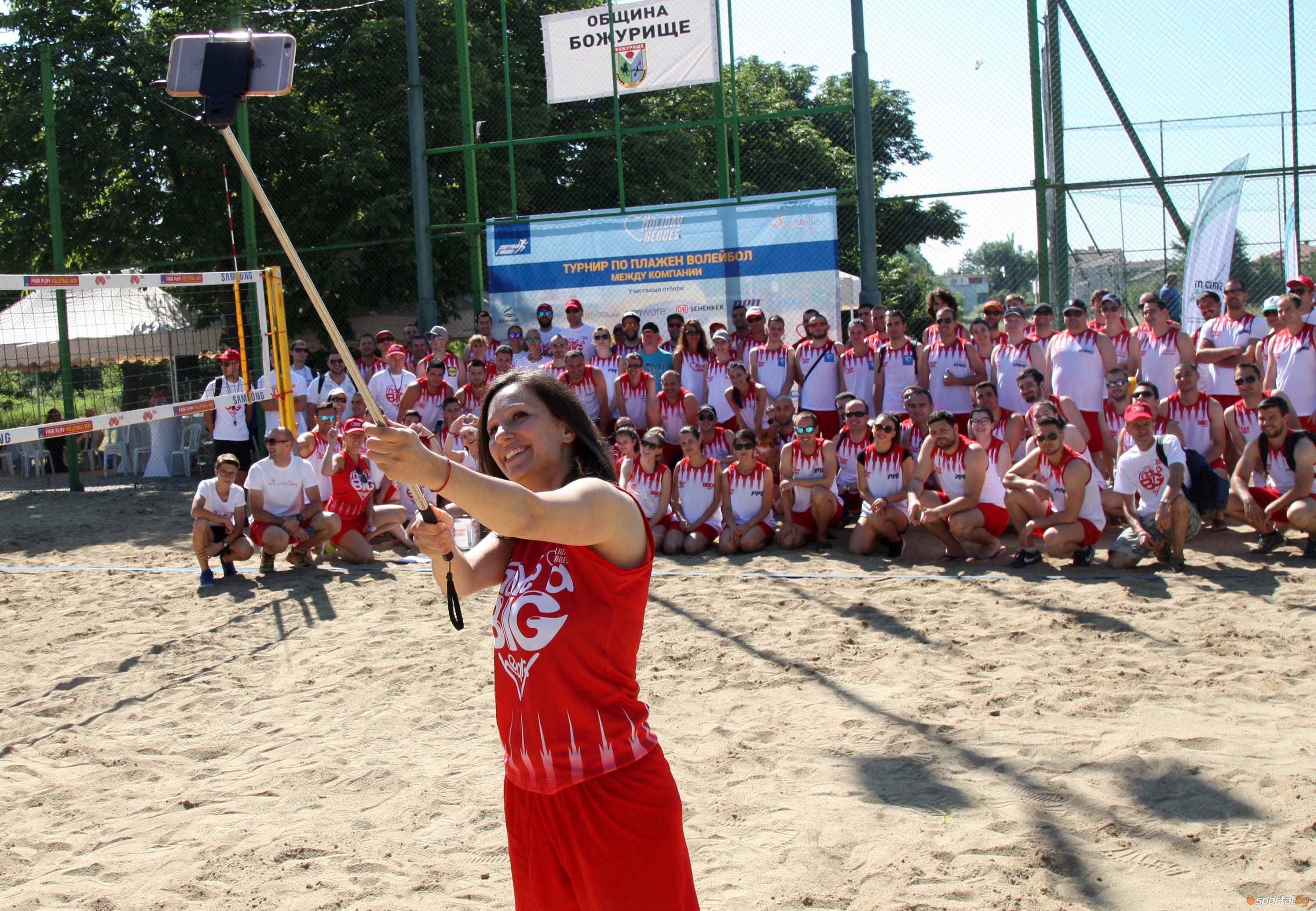 Турнир по плажен волейбол между компании на Holiday Heroes