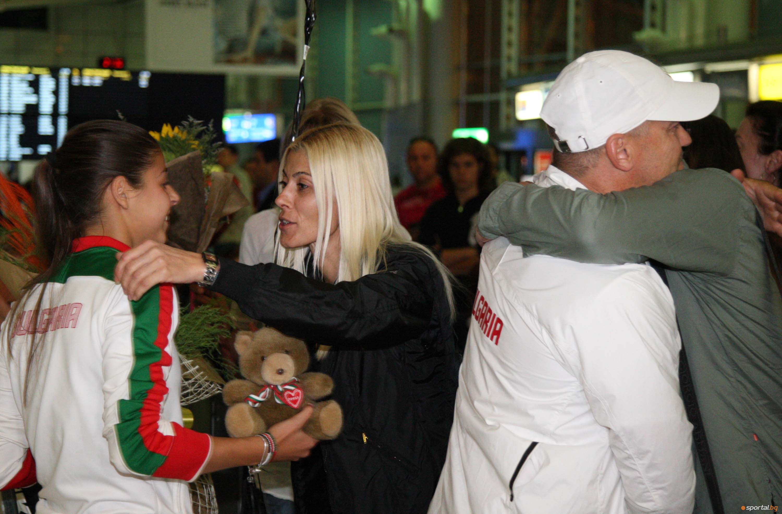 Световната медалистка Александра Начева се прибра в България