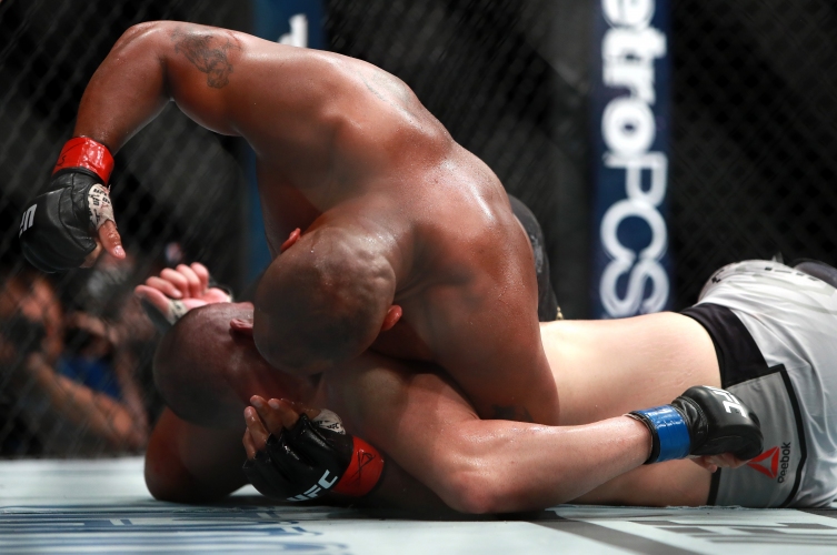 Даниъл Кормие унищожи Волкан Йоздемир на UFC 220
