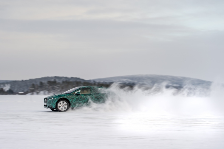 Jaguar I-Pace стъпи на леда (видео)