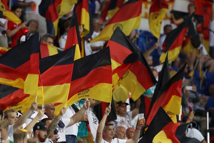 Феновете на Германия за мача с Швеция