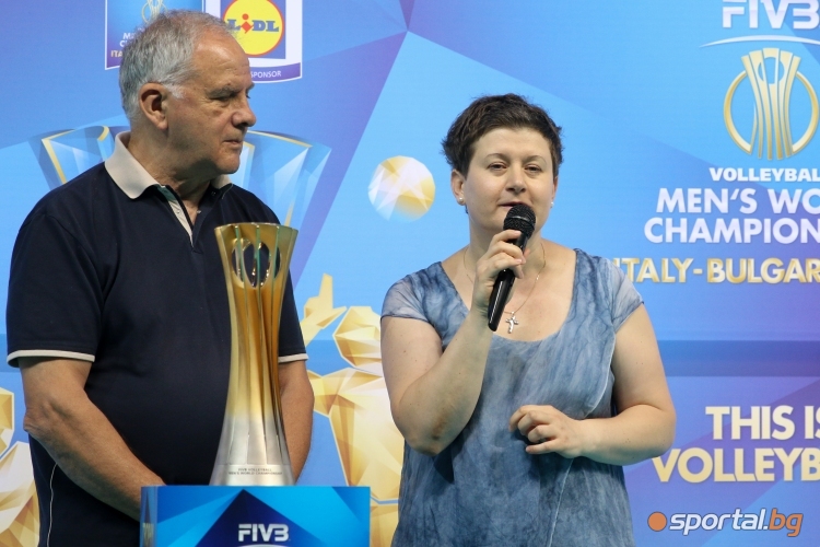  Данчо Лазаров и шефът на LIDL демонстрират трофея от Световното състезание по волейбол 