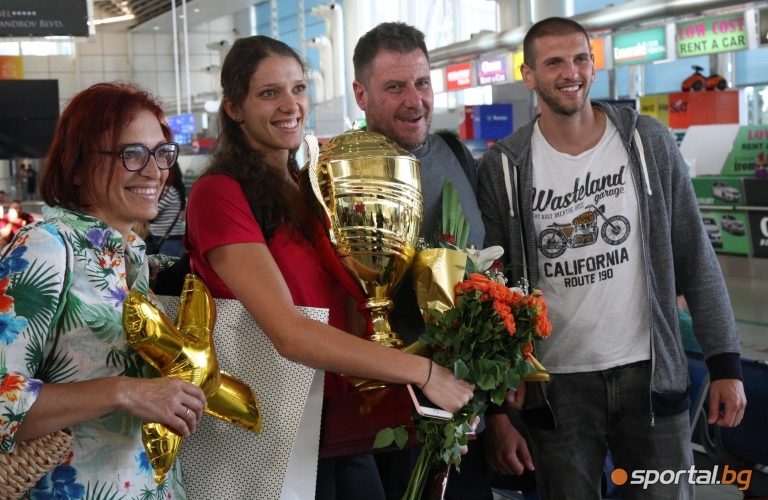  Волейболистките се прибраха в България 