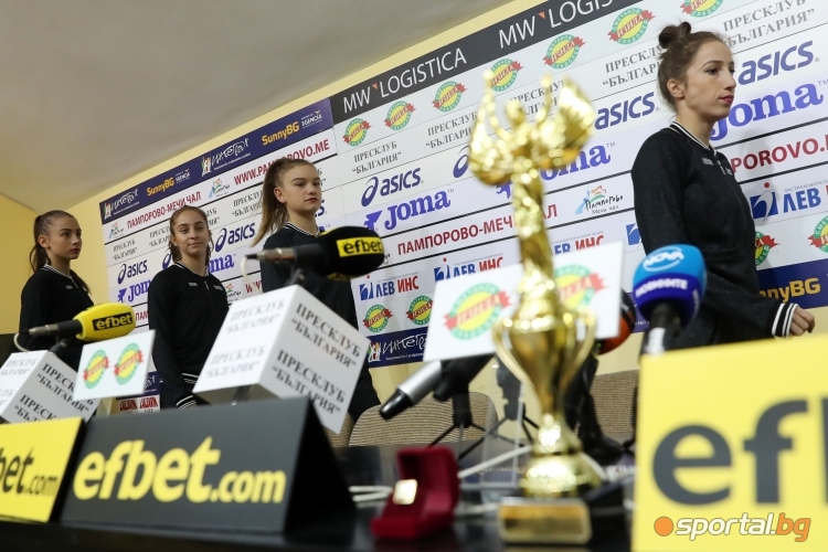 Ансамбълът по худ. гимнастика и Весела Димитрова бяха избрани за отбор и треньор на месец септември