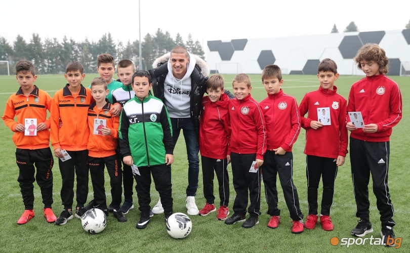 Футболист №1 на България Кирил Десподов дари топки на футболни школи