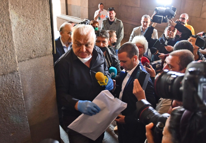 Сашо Диков донесе акциите на "Левски" пред Министерски съвет