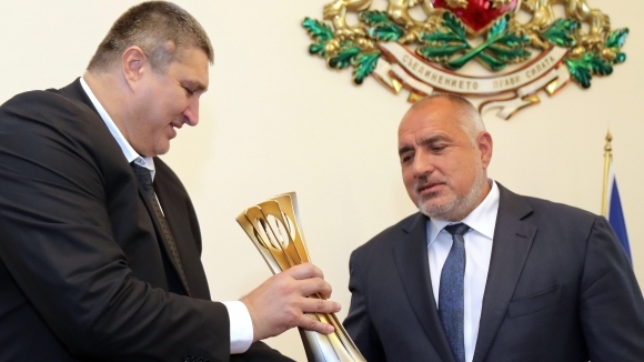 Любо Ганев показа на Бойко Борисов трофея на Мондиал 2018