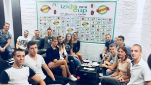 Волейболистите на Добруджа се забавляват със секси тенисистки